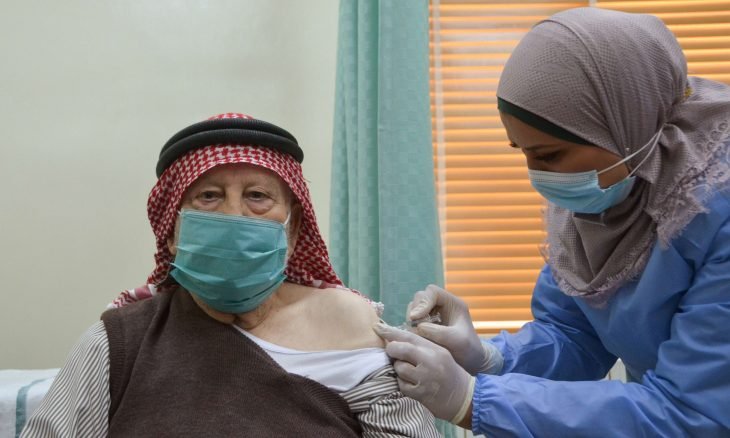 مواطن اردني يتلقى لقاح كورونا