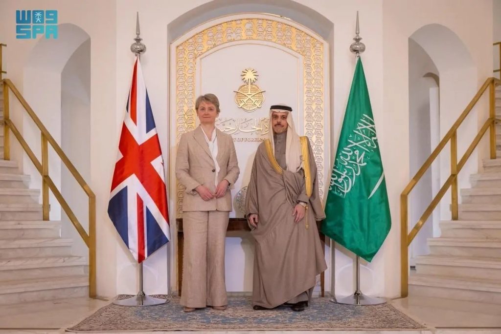 وزير الخارجية السعودي فيصل بن فرحان ووزير الخارجية البريطانية ايفيت كوبر
